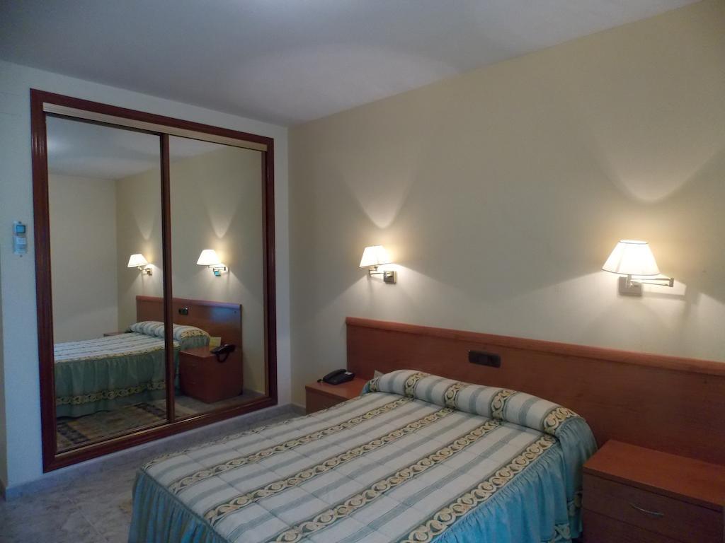 Hotel San Cristobal Coria Room photo